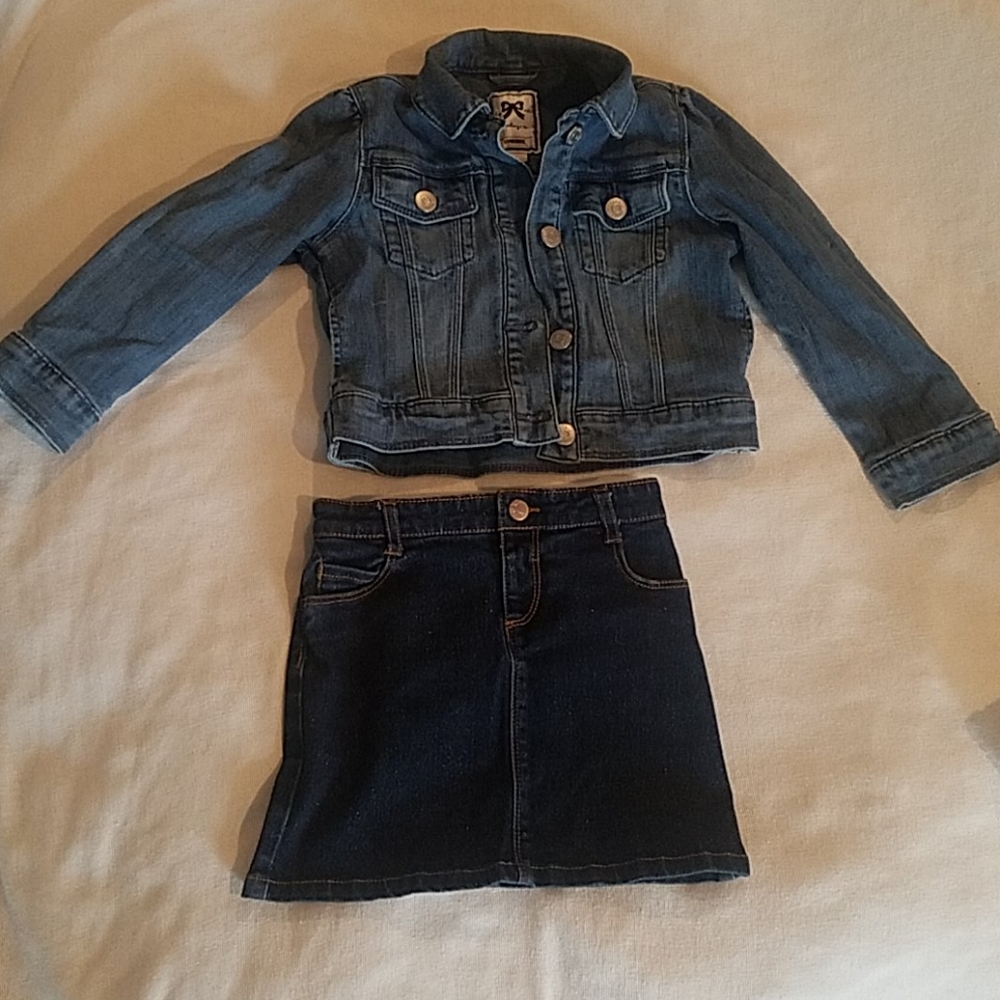 5-Piecee  4T-5T Jeans/Terry cloth bundle - Picture 15 of 16